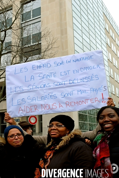 Manifestation et greve nationale des personnels des EHPAD et des services a domicile devant le ministere des solidarites et de  la sante .