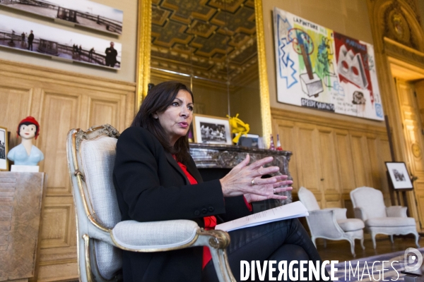 La maire de Paris Anne HIDALGO dans son bureau de l hôtel de ville.