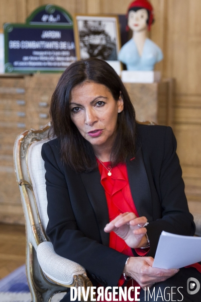 La maire de Paris Anne HIDALGO dans son bureau de l hôtel de ville.