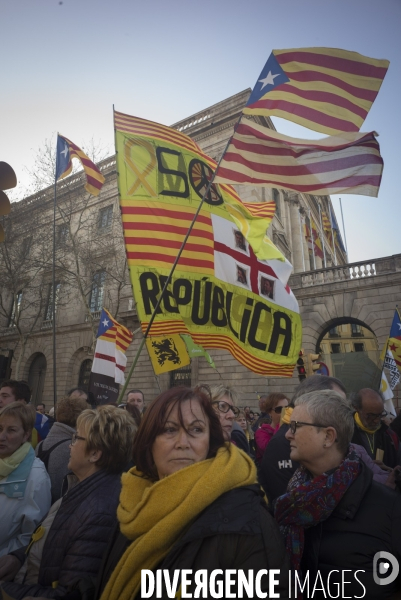 Barcelone, la rue fait pression sur les politiques