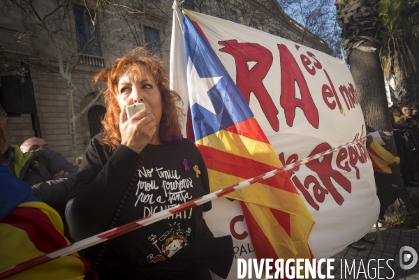 Barcelone, la rue fait pression sur les politiques