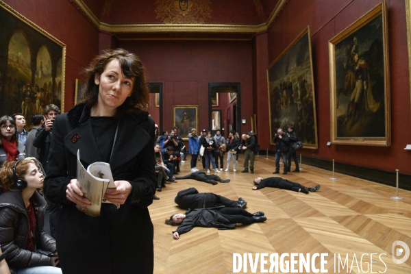 TOTAL soutient LE LOUVRE. Performance artistique dans le Louvre pour dénoncer ce partenariat.