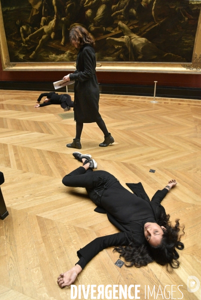 TOTAL soutient LE LOUVRE. Performance artistique dans le Louvre pour dénoncer ce partenariat.