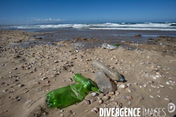 Pollution par les macrodéchets sur une plage au Maroc