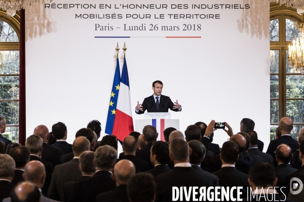 Emmanuel Macron reçoit des chefs d entreprises.