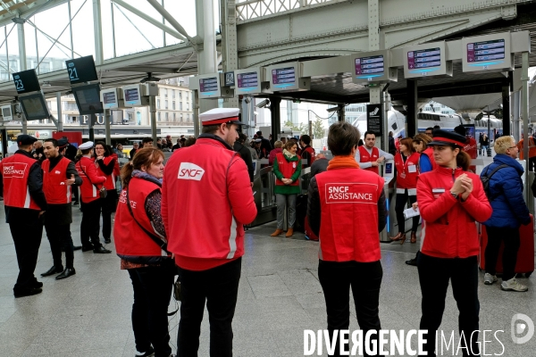 Dans les gares parisiennes au premier jour de la greve nationale a la SNCF
