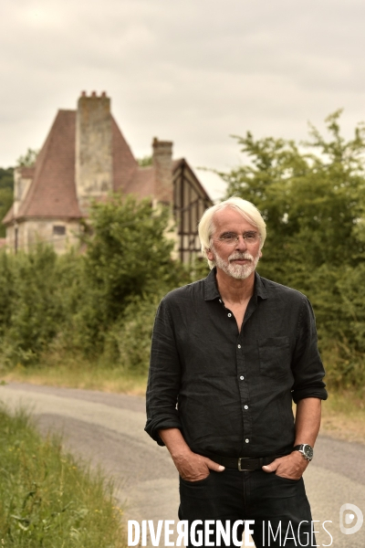 L écrivain Philippe DELERM dans sa maison en Normandie