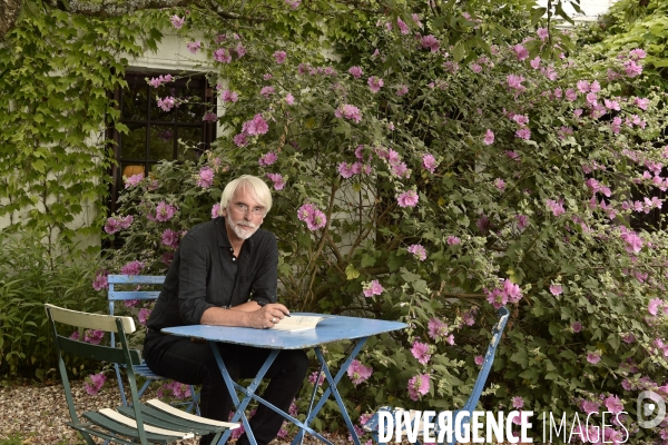 L écrivain Philippe DELERM dans sa maison en Normandie