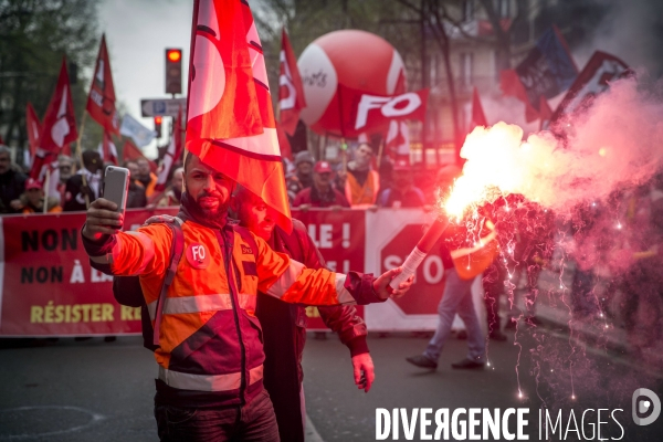Premier jour de la greve nationale a la SNCF à Paris: AG et manifestations