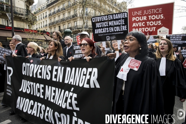 Manifestation nationale des avocats et professionnels de la justice à Paris.