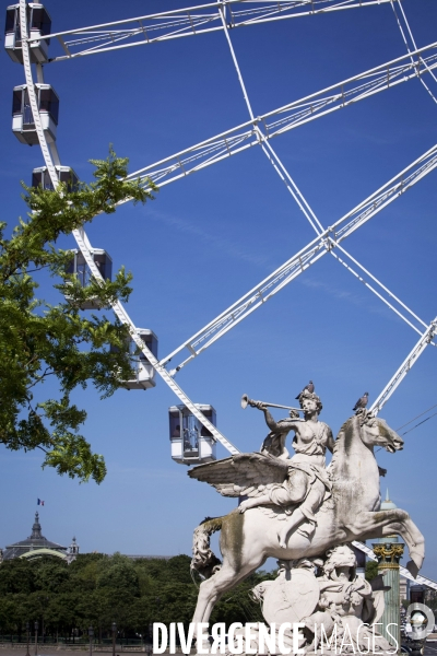 Les derniers tours de la grande roue installée place de la Concorde