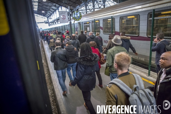 Usagers de la ligne Paris Rouen Le Havre pendant les grèves SNCF