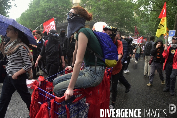 Manifestation à Paris de la fonction publique. Public sector workers and rail workers protest.