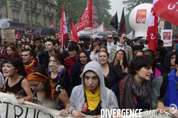 Manifestation à Paris de la fonction publique. Public sector workers and rail workers protest.