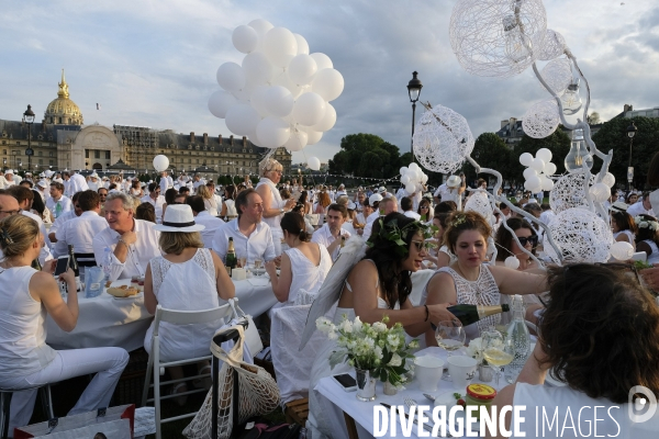 Le Dîner en Blanc fête ses 30 ans à Paris. White Dinner (Diner en Blanc), at the Invalides gardens in Paris,