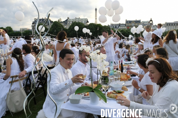 Le Dîner en Blanc fête ses 30 ans à Paris. White Dinner (Diner en Blanc), at the Invalides gardens in Paris,