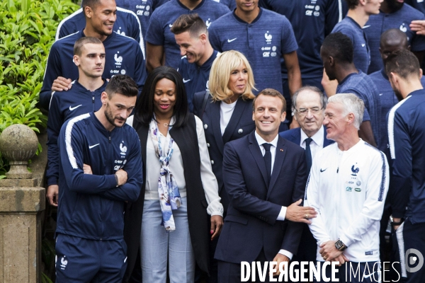 Emmanuel et Brigitte MACRON avec l équipe de France de football à Clairefontaine.
