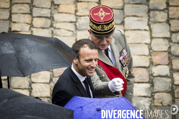 Emmanuel MACRON sous la pluie lors d une cérémonie aux Invalides.