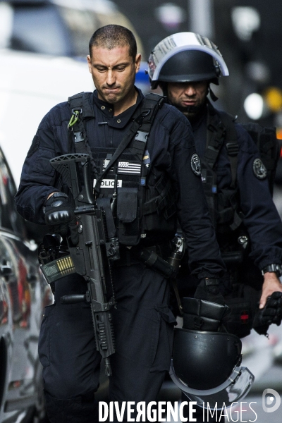 Les forces de l ordre et les services de secours lors de la prise d otage de la rue des petites écuries à Paris.