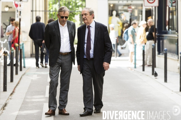 Les magistrats Michel DEBACQ et Jean-Louis BRUGUIERE dans une rue de Paris