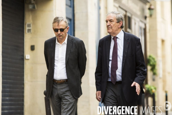 Les magistrats Michel DEBACQ et Jean-Louis BRUGUIERE dans une rue de Paris