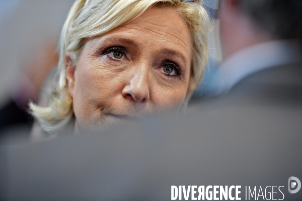 Marine Le Pen visite le salon EuroSatory