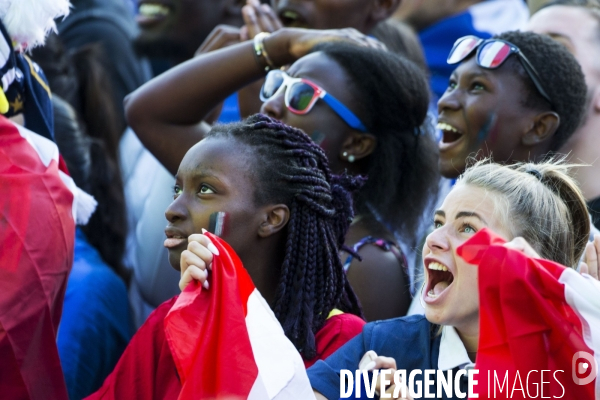 Supporters réunis devant l écran géant pour la demi finale du mondial de football.