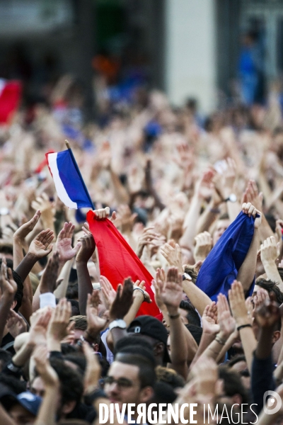 Supporters réunis devant l écran géant pour la demi finale du mondial de football.