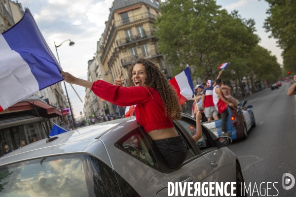 Les bleus gagnent la Coupe du monde de football. Paris explose de joie.