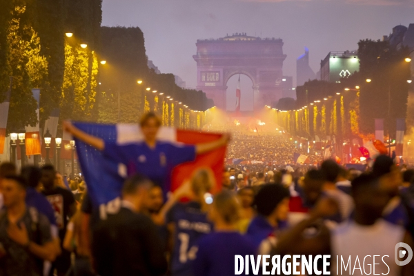 Les bleus gagnent la Coupe du monde de football. Paris explose de joie.