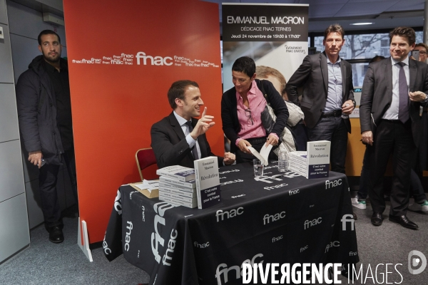 Affaire Benalla : Emmanuel Macron dédicace   Révolution   à la FNAC
