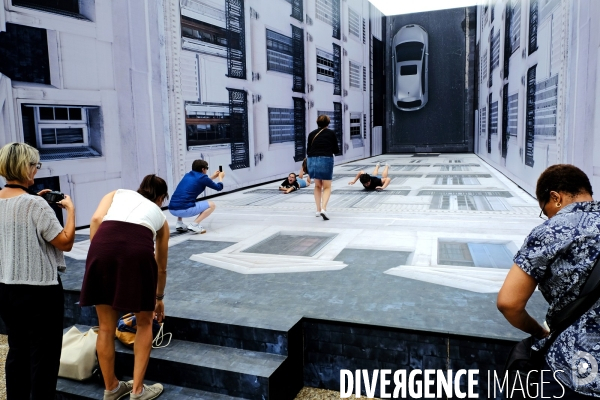 A l occasion de ses 60 ans, la Défense propose un parcours artistique sur l  esplanade.