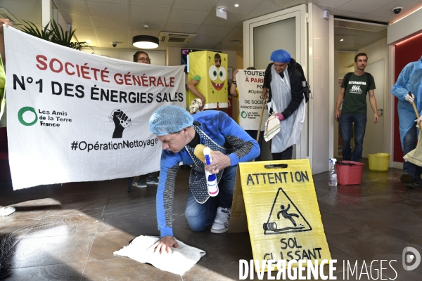 Action  ANV-COP21 contre le financement par la Société Générale dans les énergies fossiles.