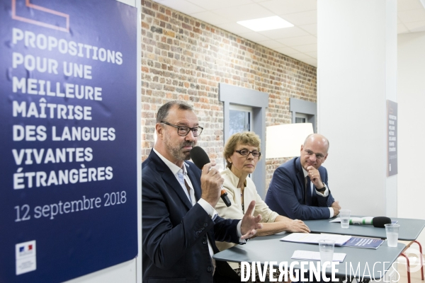 Remise du rapport sur l apprentissage des langues vivantes à Jean-Michel BLANQUER