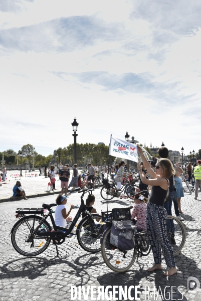 Journée sans voitures. La pollution de l air dénoncée par les citoyens à Paris.