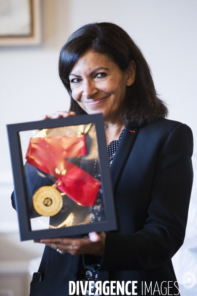 Anne Hidalgo reçoit le Prix de la Fondation Européenne du Poumon.