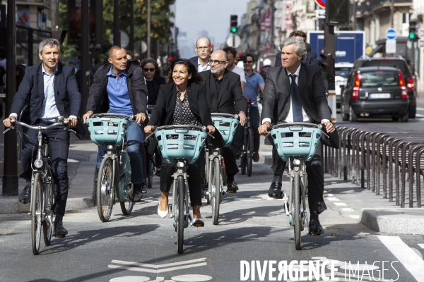 Anne Hidalgo inaugure la nouvelle piste cyclable rue de Rivoli.