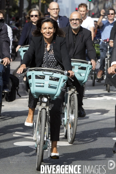 Anne Hidalgo inaugure la nouvelle piste cyclable rue de Rivoli.