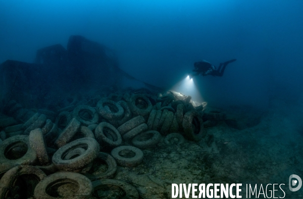 Dépollution de 25 000 pneus sous la mer à Golf-Juan