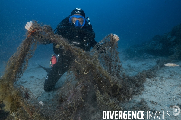 Découverte d un filet de peche abandonné - Discovery of an abandoned fishing net