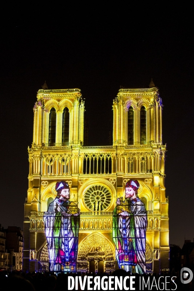 Le spectacle Dame de Coeur de Bruno SEILLIER sur la façade de Notre Dame de Paris.