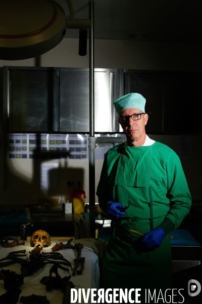 Procédure d identification du cadavre d un poilu par le docteur Bruno Frémont