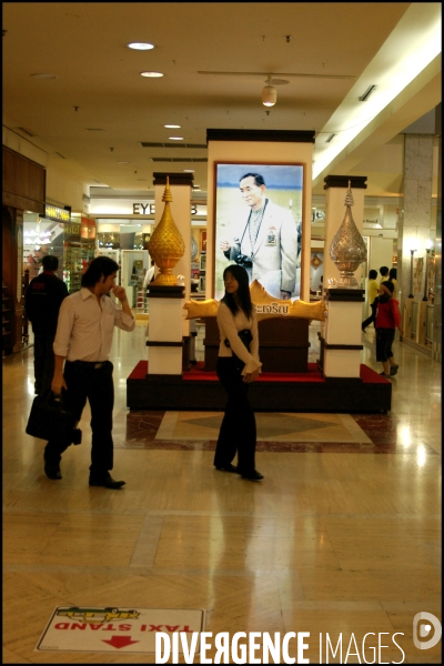 Long live the king , omniprésence du roi Bhumibol en Thailande. Bangkok, avril 2007.