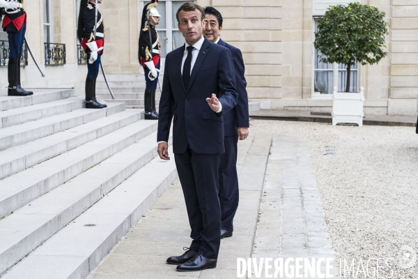 Emmanuel Macron reçoit Shinzo Abe.
