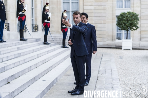 Emmanuel Macron reçoit Shinzo Abe.