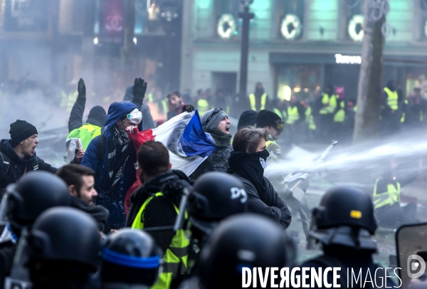 Manifestation des Gilets jaunes sur les Champs Elysées à Paris