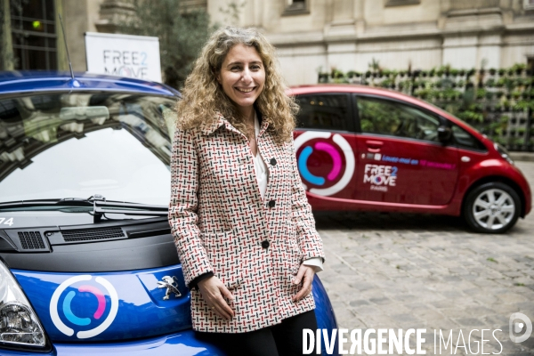 Anne HIDALGO présente le service de véhicules électriques en libre service  Free2Move .