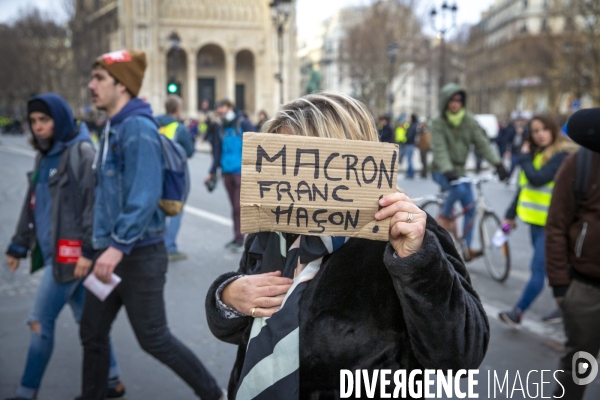 Quatrième samedi de manifestation du mouvement des Gilets jaunes sur les champs-Elysées à Paris