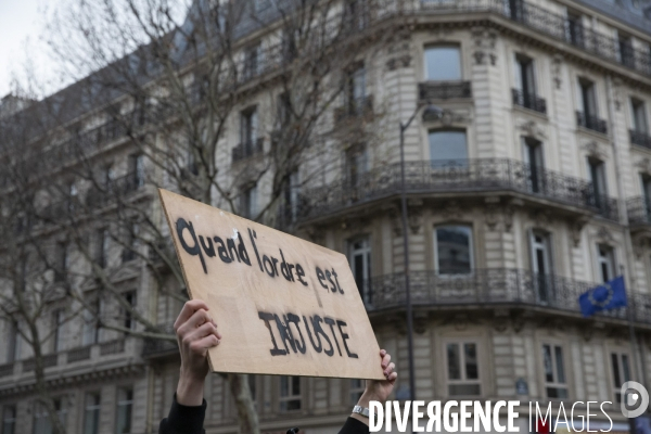 Quatrième samedi de manifestation du mouvement des Gilets jaunes sur les champs-Elysées à Paris