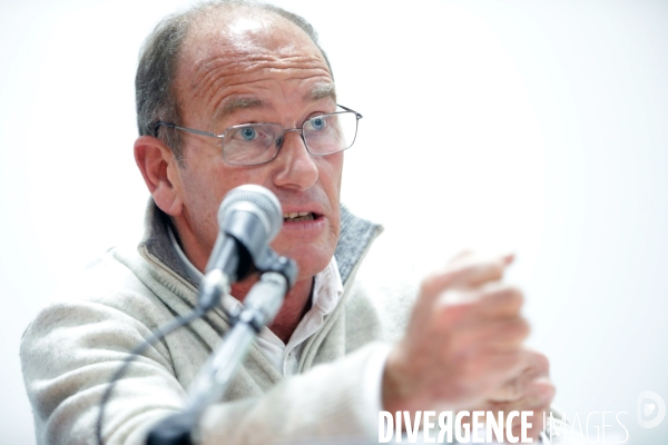 Etienne Chouard, professeur d économie et militant du RIC à la rencontre des Gilets Jaunes de Agen